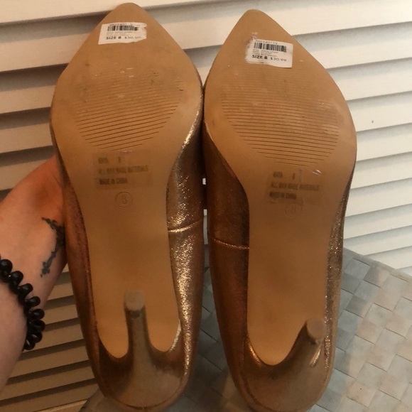 Gold/ Rose Gold size 8 metallic like heels - Picture 3 of 5